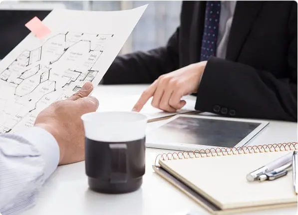 タブレットやノートを使いながら打ち合わせをしている様子