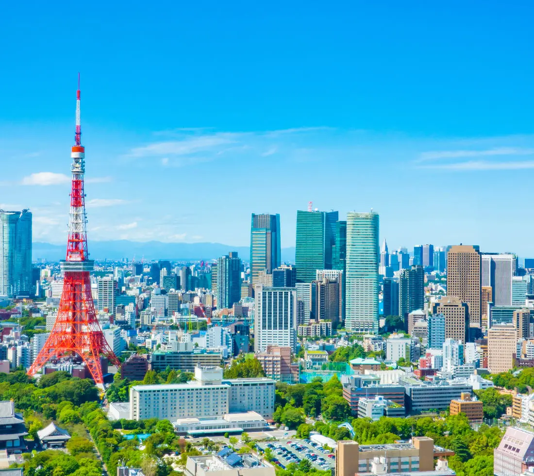 東京タワーを中心に高層ビルが立ち並ぶ晴天の都市風景